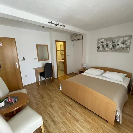 Guest house And By The Sea - 22597 Trogir